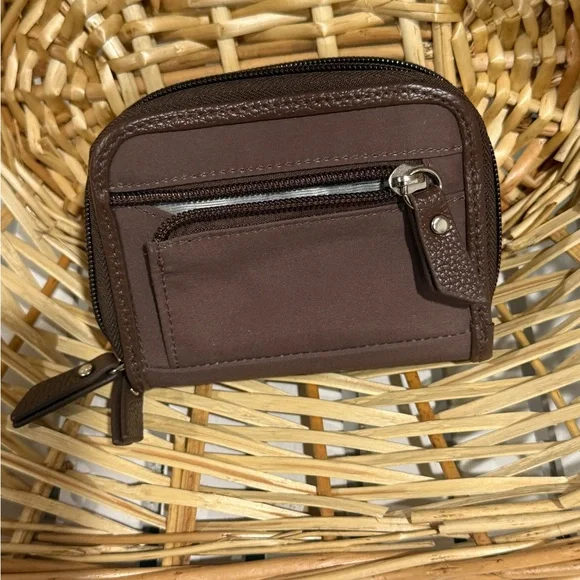 Chic Brown Zip Wallet - Picture 3 of 6